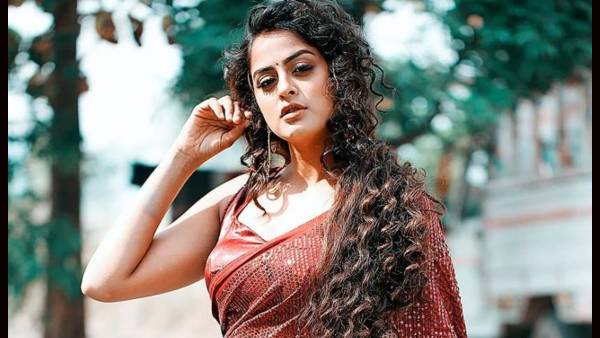 रात 9 बजे स्टूडियो बुलाया