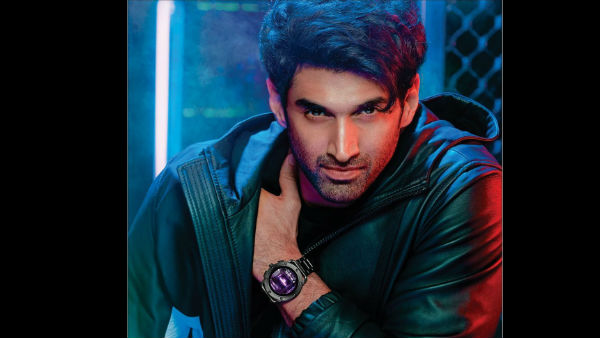 जबरदस्ती गाल पर किस करने की कोशिश 