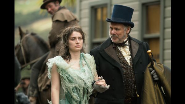 द लुमिनरीज :