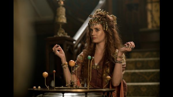 द लुमिनरीज : 