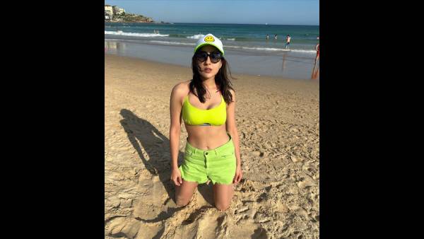 बीच पर सारा