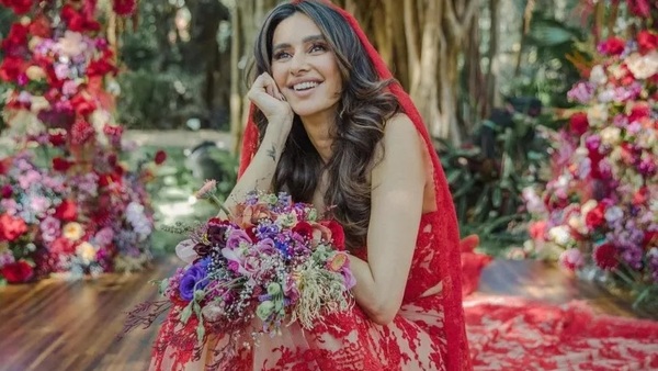 शिबानी दांडेकर : शिबानी दांडेकर :