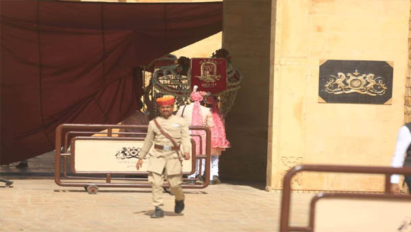 फैंस को तस्वीरों का है इंतजार