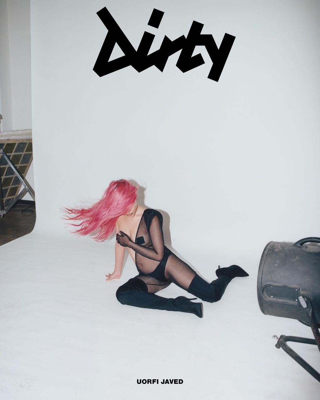 ब्लैक ट्रांसपैरेंट आउटफिट में उर्फी