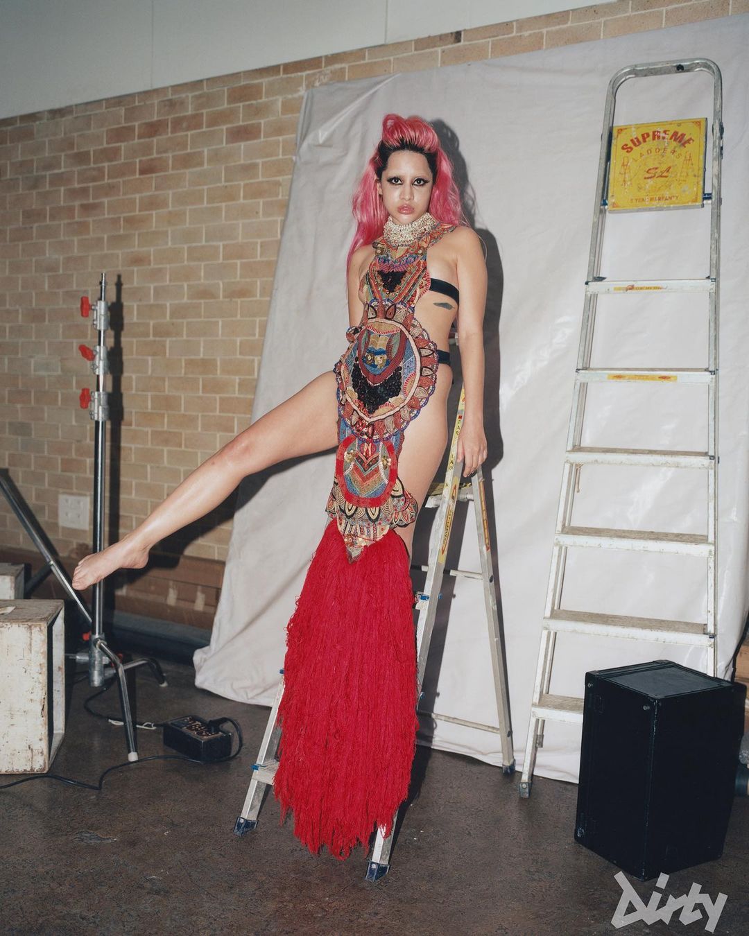 अजब गजब ड्रेस पहने सीढ़ी पर चढ़ी उर्फी