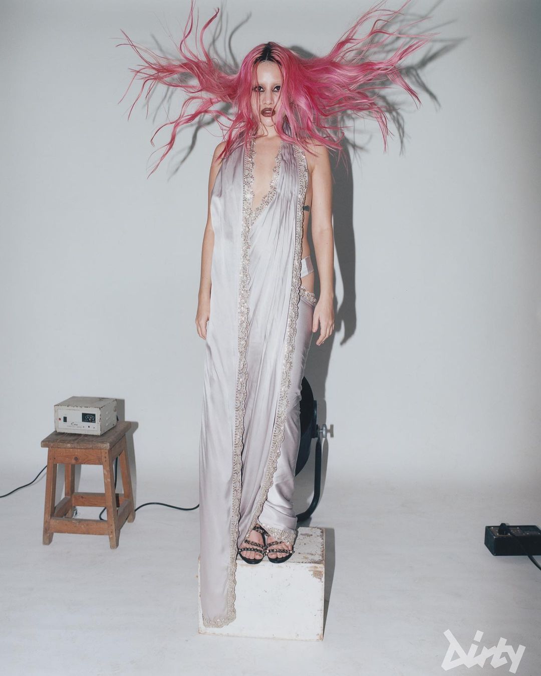 सफेद कपड़े और गुलाबी बाल