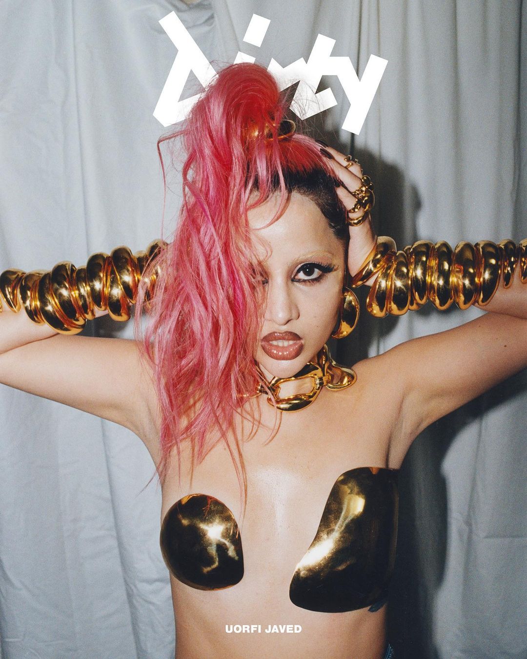 उर्फी का गोल्डन लुक