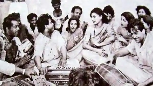 सब लगाते थे रंग में डुबकी