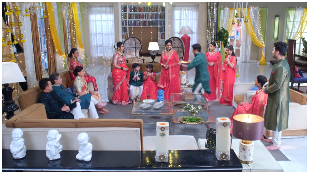 पाखी वीनू को सई की दी हुई चीज खाने से रोकती है पाखी वीनू को सई की दी हुई चीज खाने से रोकती है