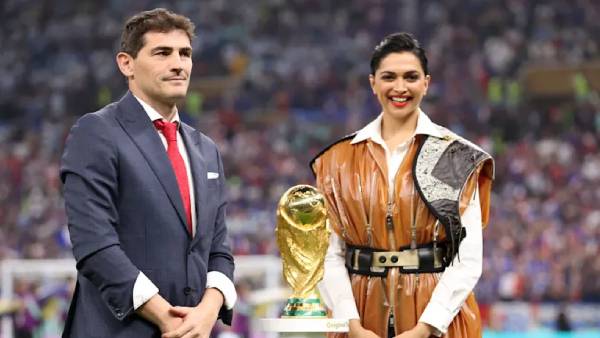 फीफा वर्ल्ड कप ट्रॉफी से उठाया पर्दा