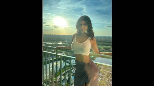 मौनी की अदाएं