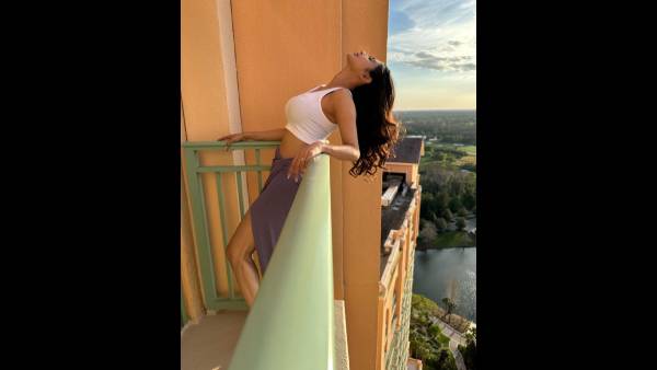 मौनी ने खींचा ध्यान