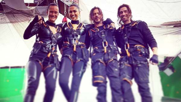 pathaan-unseen-photo-of-shahrukh-khan-deepika-padukone-with-stunt-doubles-from-film-set-goes-viral