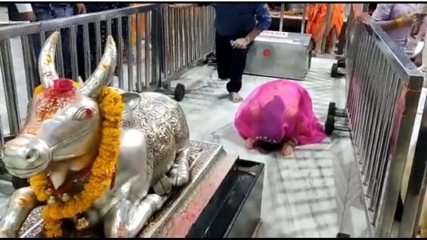 sara-ali-khan-at-mahakal-in-ujjain-performs-bhasma-aarti-ahead-of-zara-hatke-zara-bachke-release