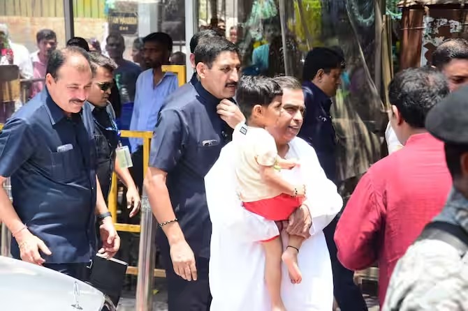 Mukesh Ambani reached Siddhivinayak temple