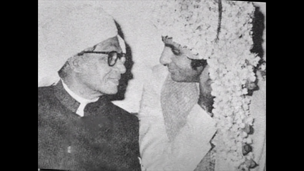 amitabh-bachchan-jaya-bachchan-50th-wedding-anniversary-see-unseen-wedding-pics-how-they-met-first