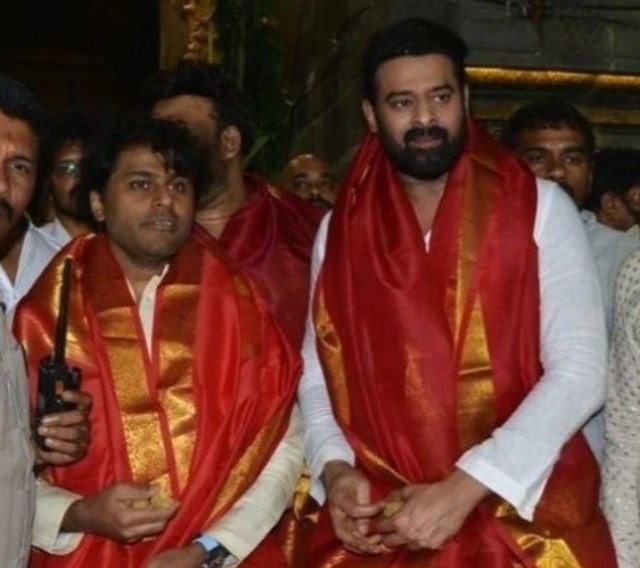 'आदिपुरुष' रिलीज से पहले प्रभास ने तिरुपति बालाजी में लिया आशीर्वाद