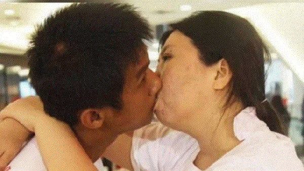 Thai Couple Kiss