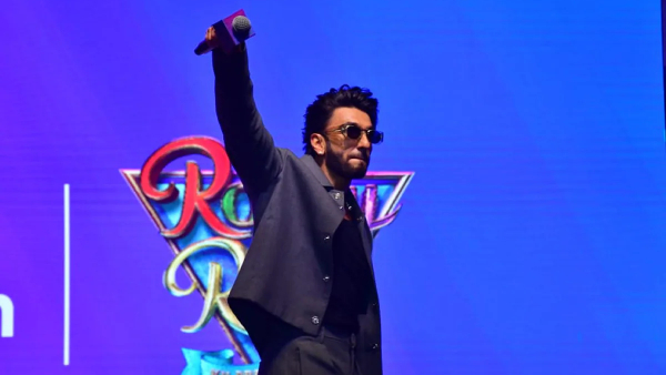 ranveer-singh-mimics-sonu-nigam-sings-shahrukh-khan-song-yeh-dil-deewana-netizens-trolls-says-cringe