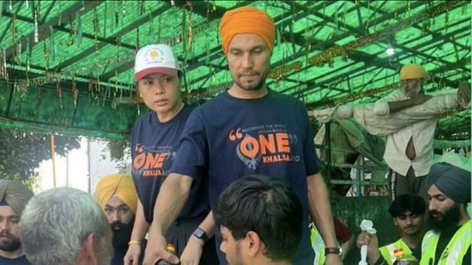 असली हीरो बने रणदीप हुड्डा, हरियाणा में गर्लफ्रेंड के साथ की बाढ़ पीड़ितों की मदद