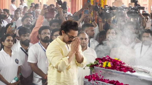 aamir-khan-gets-emotional-at-nitin-desai-funeral-lagaan-art-director-says-its-tragic-video-viral