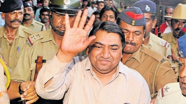 know-abdul-karim-telgi-a-man-behind-30000-crore-scam-in-india-on-whom-hansal-mehta-scam-2003-based