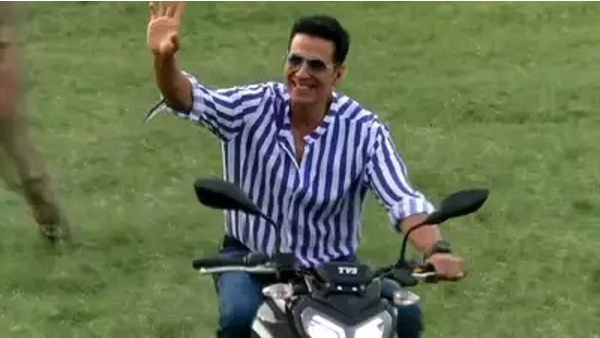 akshay-kumar-rides-a-motorcycle-greet-fans-amid-high-security-video-viral-from-sky-force-shooting akshay-kumar-rides-a-motorcycle-greet-fans-amid-high-security-video-viral-from-sky-force-shooting