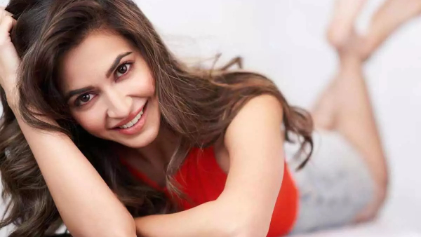 shocking-kriti-kharbanda-found-a-hidden-camera-in-her-hotel-room-shared-horrible-experience