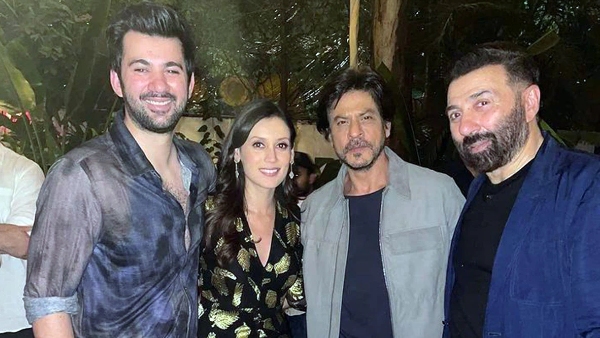 sunny-deol-son-karan-deol-touches-shah-rukh-khan-feet-netizens-gets-impressed-says-sanskaari-hai sunny-deol-son-karan-deol-touches-shah-rukh-khan-feet-netizens-gets-impressed-says-sanskaari-hai