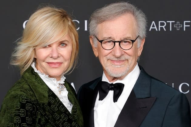 हड़तालियों लेखकों और अभिनेताओं समर्थन में निर्देशक स्टीवेन स्पीलबर्ग और उनकी पत्नी