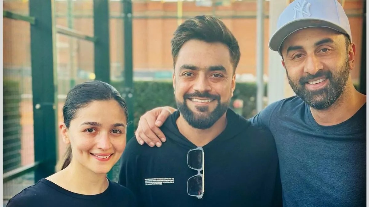 अफगानिस्तान के क्रिकेटर राशिद खान के साथ रणबीर कपूर-आलिया भट्ट ने खिंचाई फोटो