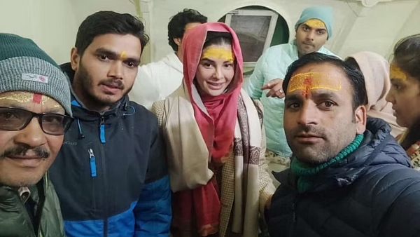 बर्फबारी के बीच दर्शन के लिए केदारनाथ धाम पहुंचीं एक्ट्रेस जैकलीन फर्नांडीज