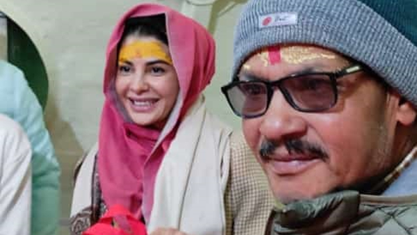 jacqueline-fernandez-visits-kedarnath-dham-amid-snowfall-offers-prayer-photos-goes-viral