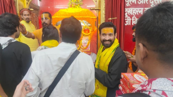 vikrant-massey-seek-blessings-at-patna-hanuman-mandir-ahead-of-12th-fail-release-photos-viral