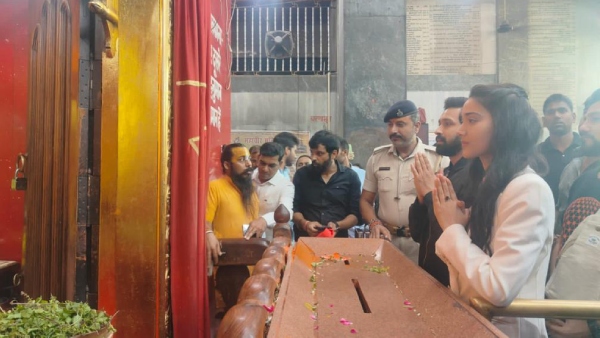 vikrant-massey-seek-blessings-at-patna-hanuman-mandir-ahead-of-12th-fail-release-photos-viral