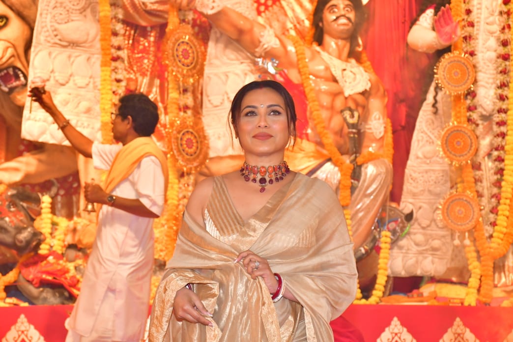 सुनहरी साड़ी में दुर्गा पांडाल पहुंची रानी मुखर्जी, लोग बोले- बस इन्ही तस्वीरों का ही तो था इंतजार