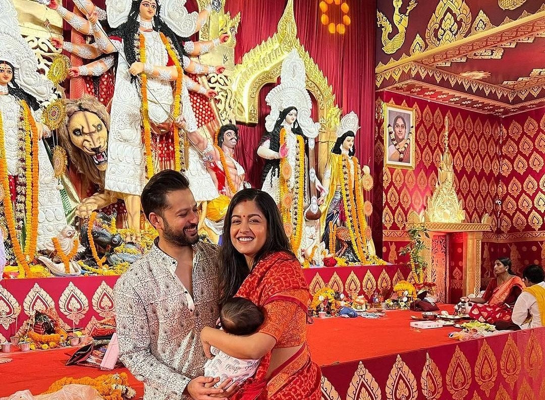 Ishita Dutta और Vatsal Sheth तीन महीने के बेटे Vaayu को लेकर पहुंचे दुर्गा पंडाल