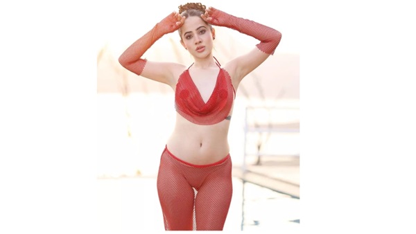 क्रिसमस पर उर्फी का लुक है हैरान करने वाला