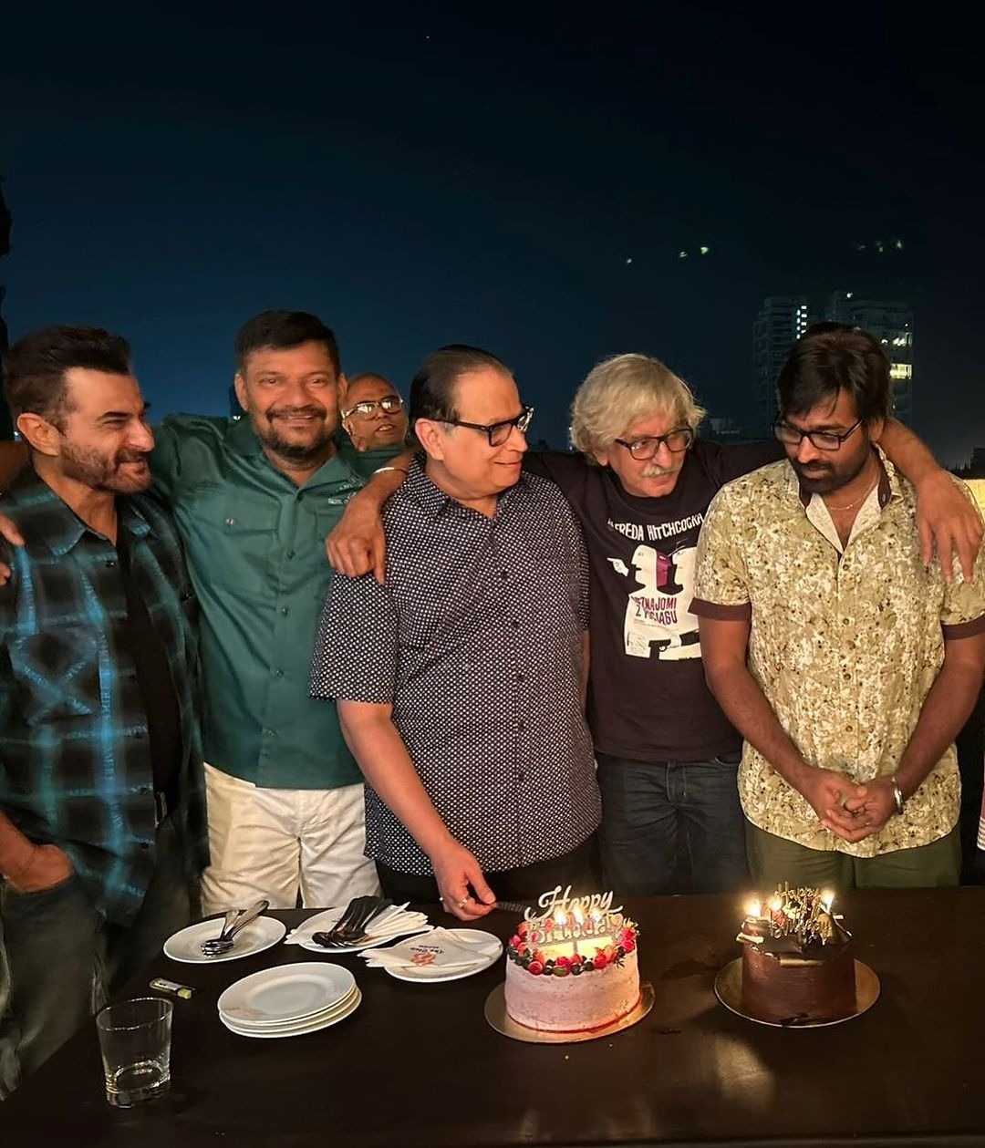 Vijay Sethupathi ने Katrina Kaif के साथ सेलिब्रेट किया बर्थडे, 'मैरी क्रिसमस' टीम की ये तस्वीरें आईं सामने