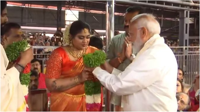 अभिनेता-राजनेता सुरेश गोपी की बेटी के विवाह समारोह में पहुंचे पीएम, नवविवाहित जोड़े को दिया आशीष