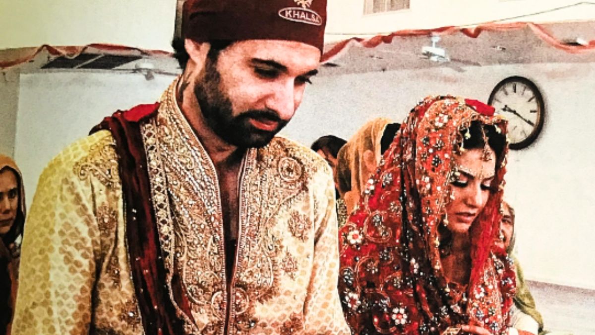 सनी लियोनी ने वेडिंग एनिवर्सरी पर शेयर की अनसीन वेडिंग फोटो