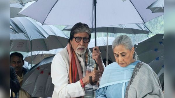 पत्नी के लिए तेज बारिश में छाता पकड़े खड़े दिखे बिग बी, जया बच्चन के हाथ में लड्डू देख फैन्स हुए कंफ्यूज...
