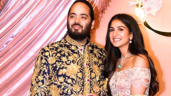 अनंत अंबानी ने दोस्तों को रिटर्न में दिए करोड़ों का गिफ्ट, 18 कैरेट गोल्ड वॉच और...