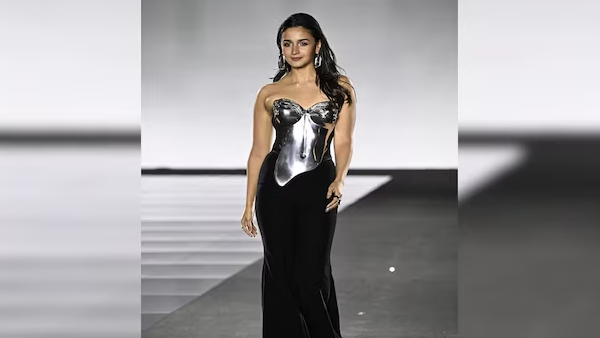 Alia Bhatt ने रैंप किया जलवा जलाल, Paris Fashion Week से वायरल हुआ हसीना का वीडियो!