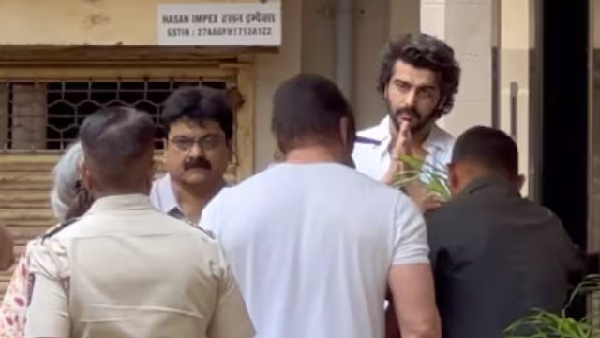 Arjun Kapoor Consoles Salman Khan Parents At Malaika Arora Father Funeral