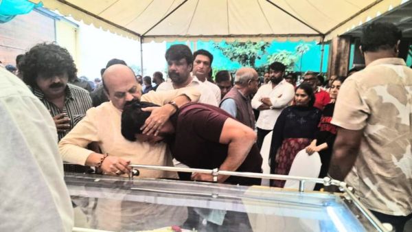 मां के अंतिम संस्कार पर फूट-फूटकर रोए किच्चा सुदीप, तस्वीरें देख भर आएंगी आंखें