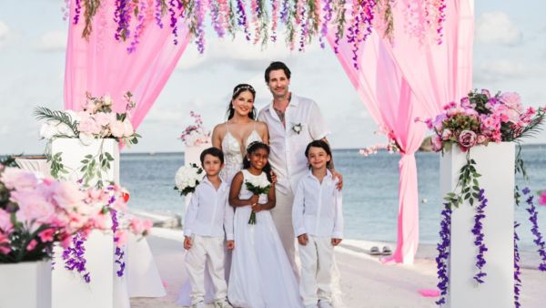 सनी लियोनी ने 43 की उम्र में फिर रचाई शादी, नन्हे बच्चे बने बाराती