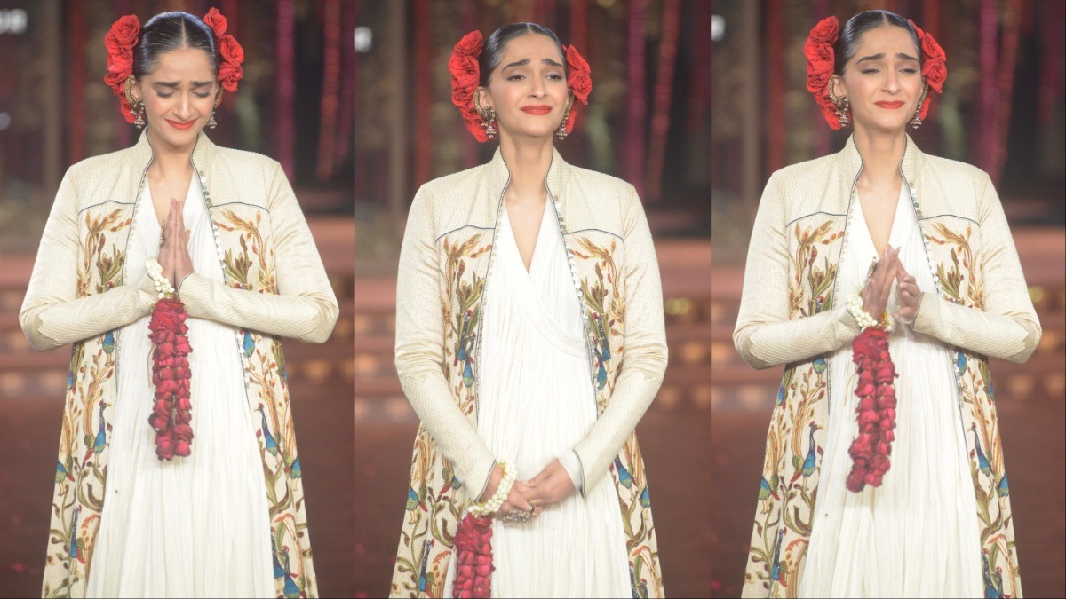 रैंप वॉक करते वक्त बुरी तरह से रोने लगीं Sonam Kapoor