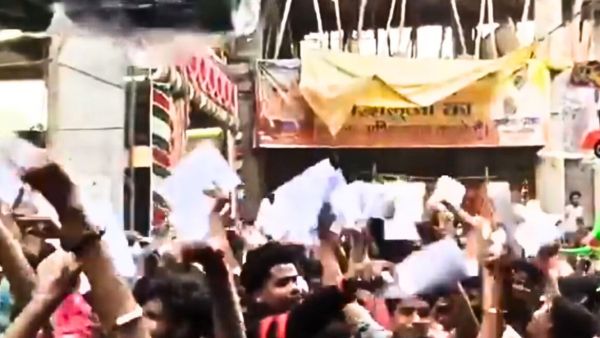 बिहार में परीक्षा खत्म होते ही छात्रों ने किया भोजपुरी गाने पर डांस, एडमिट कार्ड पकड़ काटा बवाल, देखें VIDEO