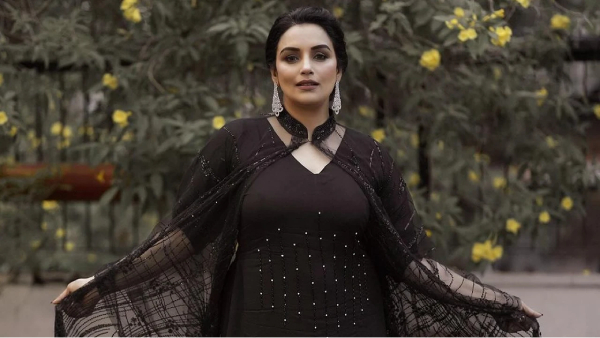 Shweta Menon Live Delivery